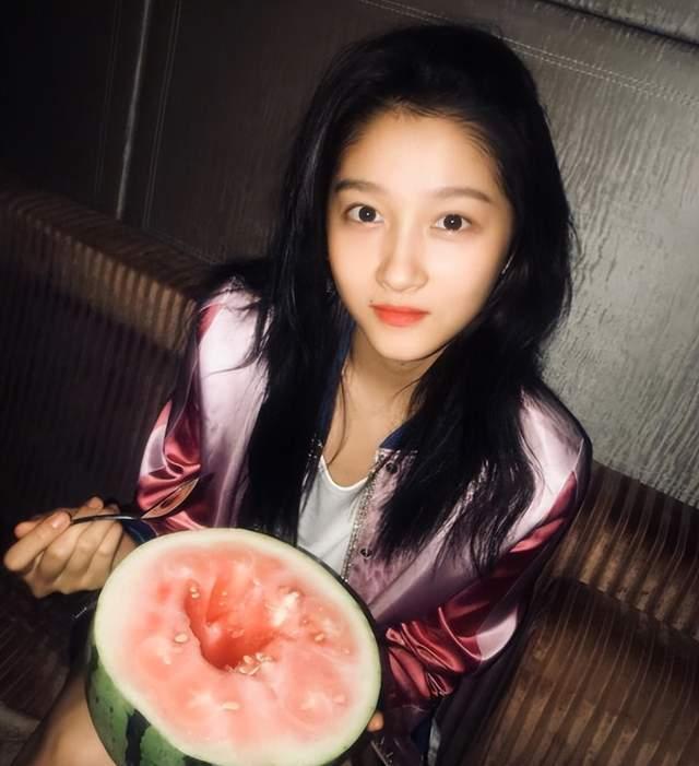 娱乐圈吃瓜图片,吃瓜图鉴揭秘明星幕后真相 第1张 娱乐圈吃瓜图片,吃瓜图鉴揭秘明星幕后真相 第1张